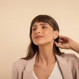 Brazalete tipo esclava de diseño minimalista y superficie lisa, confeccionado en plata 925. Presenta una estructura rígida y abierta, ideal para uso diario.