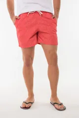 Short de baño azul con estampado de flamencos.