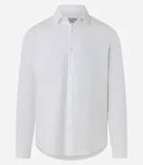 Camisa de manga larga blanca, corte slim fit, con cuello tradicional y abotonadura frontal.