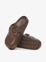 Zueco Birkenstock Boston fabricado en goma EVA color marrón, con plantilla anatómica y hebilla ajustable.