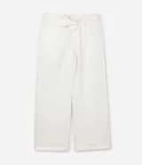 Pantalón de sastrería corte wide leg color blanco, confeccionado en una mezcla de liocel y lino. Presenta cintura con trabillas, cierre tradicional, bolsillos laterales y cinturón de tela con lazo ajustable.