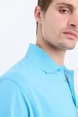Remera verde con cuello polo y tapeta de dos botones. Corte clásico y mangas cortas.