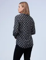 Camisa Alex & Jordan de manga larga, color negro con estampado geométrico blanco. Presenta cuello con solapa, escote en V y cierre frontal con botones.