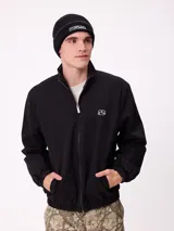 Gorro tipo beanie de punto acanalado color azul marino, con detalle de franja blanca y logo de la marca bordado en el frente.