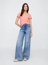 Remera de algodón color rosado con cuello en V y mangas cortas. Presenta un pequeño logo estampado en el pecho con la inscripción Gap Original.