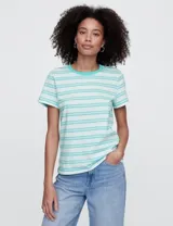 Remera de manga corta con diseño de rayas horizontales en color turquesa sobre fondo blanco, con cuello redondo en color turquesa sólido.