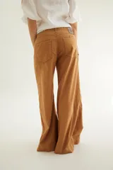 Pantalón wide leg de tiro medio con bolsillos delanteros y traseros, confeccionado en mezcla de lino y algodón.