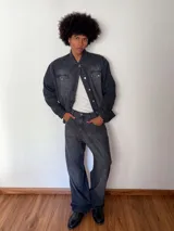 Pantalón de jean gris oscuro, corte amplio y tiro alto.