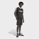 Short Adidas de corte clásico, color negro con las icónicas tres rayas blancas laterales y logo del trébol bordado en la pierna. Confeccionado en tejido de doble punto de poliéster reciclado, cuenta con cintura elástica y cordón de ajuste.