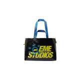 Bolso tipo shopping bag color negro de Eme Studios, con estampado frontal grande en amarillo y azul que incluye las palabras "EME STUDIOS" y detalles de estrellas. Cuenta con asas de mano azules con inscripciones de la marca y cordones ajustables en los laterales.