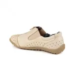 Zapato deportivo de cuero color beige, con perforaciones decorativas, elásticos laterales y cierre frontal con cremallera. Suela de goma texturizada.