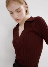 Chaleco de punto fino bordado con diseño entallado, cuello camisero, escote de pico y manga corta, confeccionado en mezcla de poliéster y viscosa.