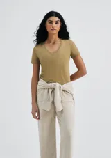 Camiseta marrón de manga corta con cuello en V.