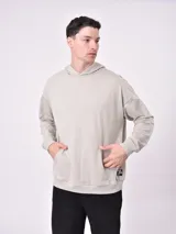 Canguro liso color verde claro, con capucha y bolsillo tipo canguro.