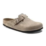Zueco Birkenstock modelo Boston con plantilla blanda, confeccionado en cuero aceitado color marrón. Presenta una tira ajustable con hebilla metálica y suela de corcho y goma.