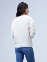 Buzo de lana color gris con mangas caladas.