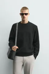 Jersey de punto con corte regular fit, cuello redondo y manga larga. Presenta un diseño de textura acanalada con acabados en rib en puños y bajo.