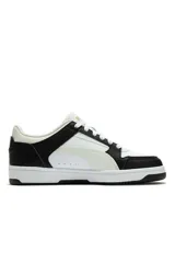 Championes Puma modelo Jada, color blanco con detalles en tono rosado metalizado, de diseño urbano y suela plataforma.