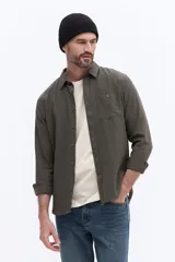 Camisa de manga larga confeccionada en viyela de algodón, con cierre frontal de botones y bolsillo en el pecho. Presenta un calce cómodo y textura suave.