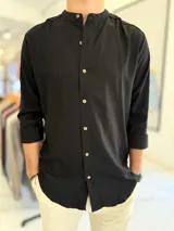 Camisa de lino negra con cuello mao y botones frontales en contraste.