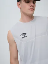 Musculosa deportiva Umbro modelo Axis para hombre, de color azul marino, con cuello redondo y logo impreso en el pecho.