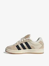 Zapatillas Adidas Campus 00s Beta color beige con las tres tiras laterales en negro.