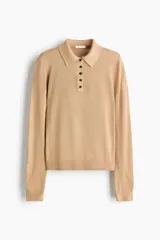 Remera polo de punto fino en mezcla de viscosa, con cuello clásico, tapeta de botones y mangas largas. Presenta puños y bajo con terminación acanalada.