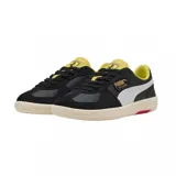 Championes Puma modelo Palermo en colaboración con Ferrari, de diseño urbano con base negra, detalles en blanco y amarillo, y suela de goma en tono crema con acento rojo.