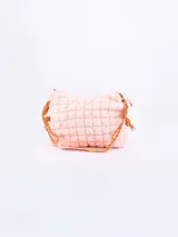 Bandolera acolchada color rosa claro con diseño de rombos y correa de soga trenzada en tonos naranja y marrón.