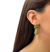 Aros colgantes con diseño geométrico en color beige, con forma de círculos y gotas.