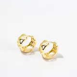Aros tipo argolla pequeña con diseño calado de corazones, en acabado dorado brillante.
