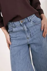 Jean wide leg de tiro medio y corte holgado con piernas muy anchas, confeccionado en denim de lavado azul medio.
