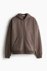 Campera con capucha de corte holgado, confeccionada en felpa con interior cepillado. Presenta cierre frontal, hombros caídos, bolsillos delanteros abiertos y terminaciones en punto acanalado en puños y bajo.