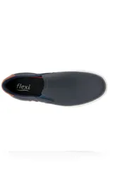 Sneaker Flexi color azul marino, estilo slip-on, con detalle de elástico en la capellada, suela blanca y contrafuerte marrón.