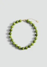 Collar de cuentas esféricas de piedra en tono verde, con cierre de mosquetón y cadena de alargue metálica en color dorado.