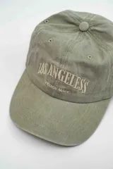 Gorra con visera de estilo vintage, color gris oscuro con efecto lavado, con bordado frontal en color crema.