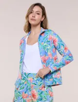 Campera liviana blanca de silueta entallada con protección solar UPF 50, cuello alto y cierre frontal completo. Cuenta con mangas largas y bolsillos laterales.