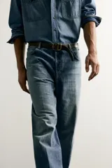 Pantalón jeans de corte relaxed fit, color azul con efecto ligeramente lavado, perneras rectas con raya de planchado frontal y diseño de cinco bolsillos.