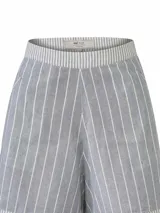 Short de tiro alto confeccionado en mezcla de lino y algodón orgánico. Presenta un diseño de rayas verticales en tonos gris y blanco, con bolsillos laterales y dobladillo vuelto en las piernas. Incluye cierre invisible lateral.