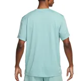 Remera Nike de hombre color salmón, de corte clásico y mangas cortas. Presenta el logo de la marca en el pecho.