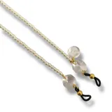 Correa para lentes con cuentas de perlas sintéticas, dijes redondos y facetados transparentes y terminales de goma negra.