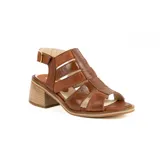 Sandalia de cuero color negro con diseño de tiras anchas, algunas con textura efecto reptil y aberturas laterales. Cuenta con taco cuadrado efecto madera, plataforma baja y tira ajustable en el talón con hebilla metálica.