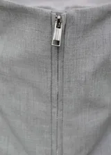 Anorak de diseño oversize en color gris, con cuello chimenea y cierre frontal de cremallera. Presenta mangas largas y ruedo elástico, confeccionado en tejido con acabado estructurado.