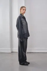 Pantalón de jean gris oscuro, corte amplio y tiro alto.