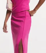 Falda midi color fucsia de lino, con cintura elástica, abertura lateral y detalle de cordón ajustable.