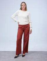 Pantalón de vestir de pierna ancha color marrón, marca Zac & Rachel. Presenta pretina ancha con aplique de botones y bolsillos simulados con tachas.