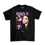 Remera negra de algodón con estampado gráfico frontal de la artista Dove Cameron en diferentes estilos y poses, con tipografía estilo vintage.