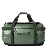 Bolso duffel de viaje Roark Keg con capacidad de 80 litros, color verde militar con base negra y el logo de la marca estampado en el frente. Cuenta con correas de mano y tiras ajustables.
