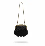 Bolso tipo sobre de estilo vintage, bordado íntegramente con mostacillas negras formando un patrón de ondas. Presenta una boquilla metálica dorada con cierre a presión y una cadena fina dorada para llevar al hombro.