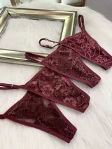 Pack de tres microtangas de encaje con diseño floral, cuentan con tiras laterales regulables y bordes con terminación en cinta elástica. El set incluye una prenda negra, una blanca con estampado floral negro y una beige con estampado floral negro.